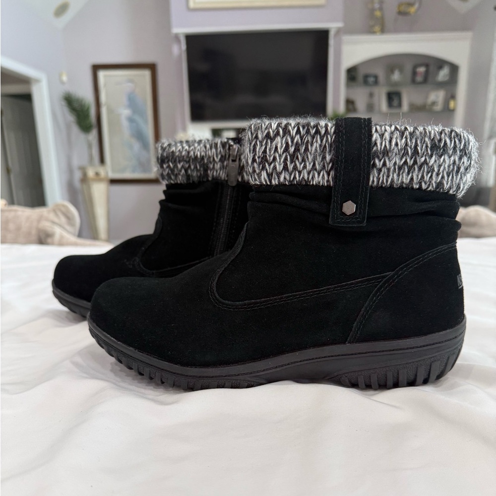 KHOMBU NWOT Laura All West Suede Leather Black Boots. Gray& White Sweater Trim 9